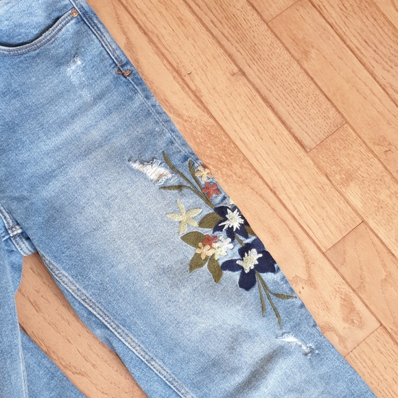 Medium wash ripped floral embroidered jeans - Picture 4 of 5